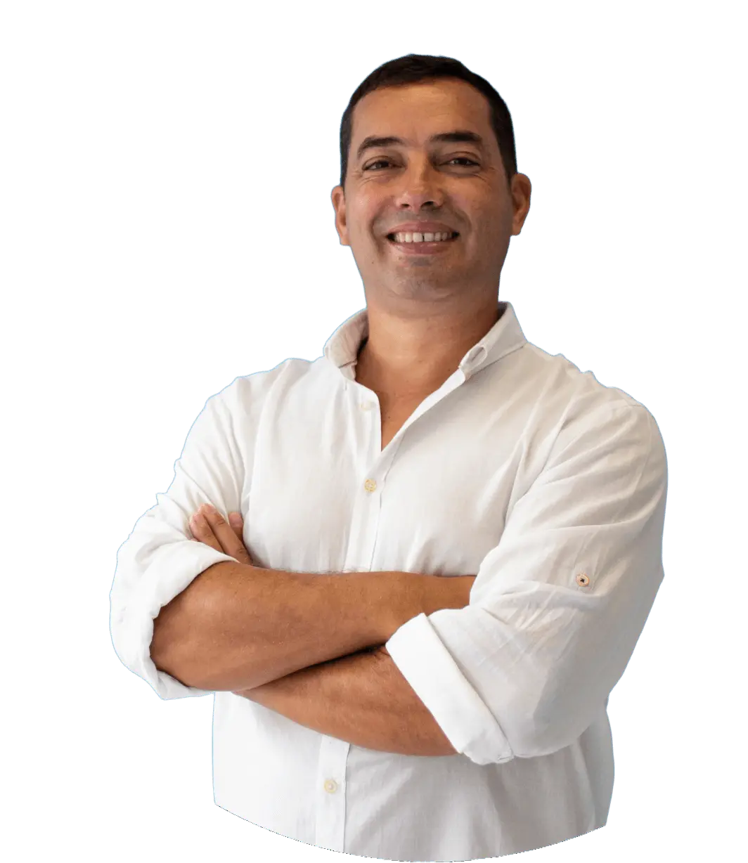 Mediador de Seguros, Marcio Pereira de braços cruzados a sorrir